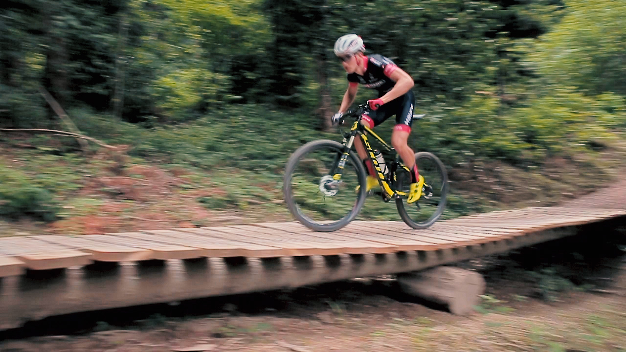 Ein Mountainbiker fährt über einen North Shore